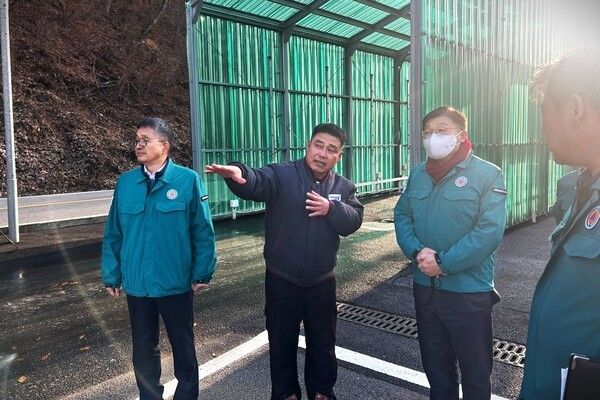 ▲이승원(오른쪽 두 번째) 세종시 경제부시장이 지난 3일 고병원성 조류인플루엔자(AI) 전파 방지를 위해, 소정면 가금밀집단지 통제초소를 방문해 방역 상황 등을 점검하고 있다. /사진-세종시