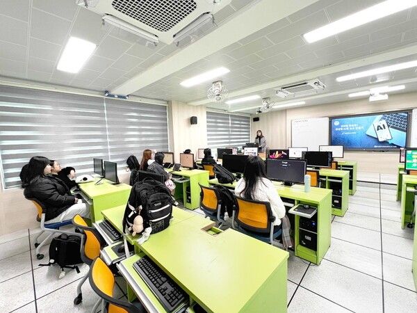 수능을 마친 고3 학생들이 AI교육을 받고 있다./사진-청송군