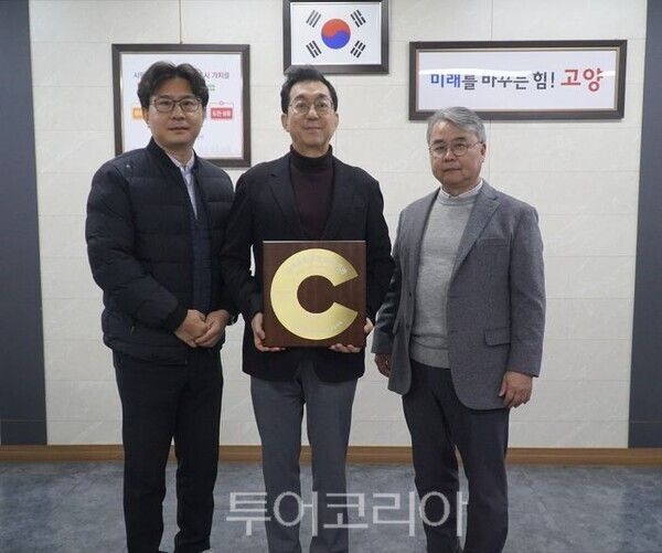 고양도시관리공사, 5년‘연속지역사회공헌 인정제’인증 획득(가운데 강승필 사장)/투어코리아뉴스 김경남 기자