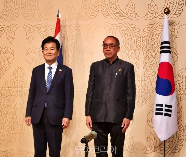 (왼쪽부터) 정동영 통일부 장관, 타니 상랏(Tanee Sangrat) 주한태국대사