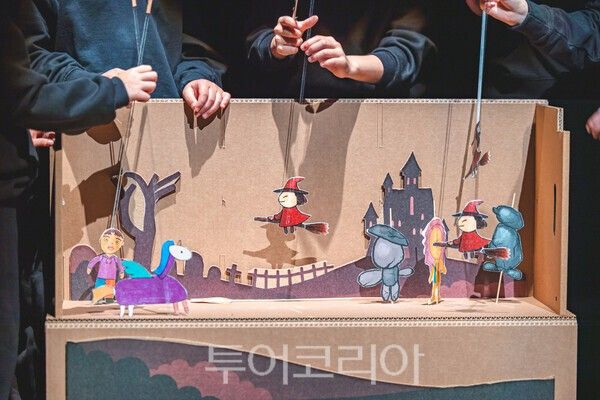 거울너머 공연 모습. /사진-춘천문화재단