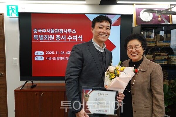 (좌측)중국주서울관광사무소 강파 소장과 (우측)조태숙 협회장&nbsp;