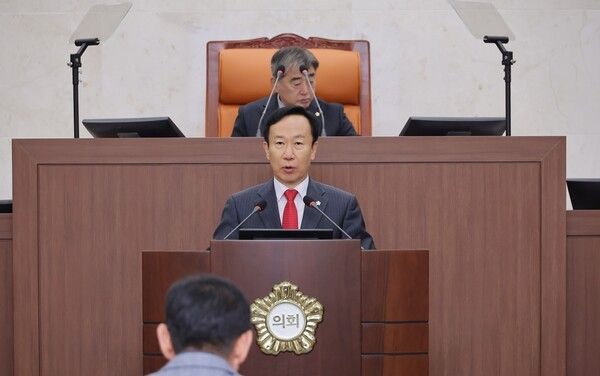 ▲한경석 서천군의원이 지난 4일 열린 제337회 정례회 2차 본회의 5분 자유발언에서 “서천의 밤이 지역경제를 살리는 새로운 성장동력으로 전환될 수 있도록 체류형 야간관광 전략이 필요하다”고 강조하고 있다. /사진-서천군의회