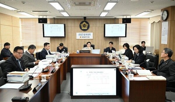 ▲세종시의회 산업건설위원회 ‘2026년도 예산안 및 기금운용 계획안’ 회의 모습. /사진-세종시의회