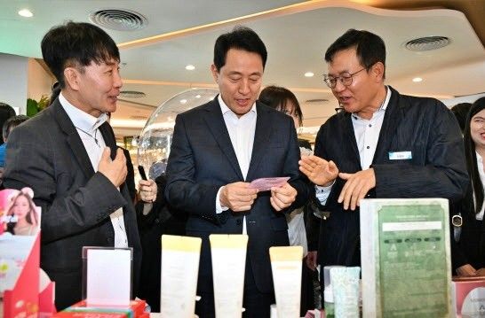 오세훈 서울시장이 지난 5일(현지시각) 오후 베트남 하노이 빈컴 메가몰 로얄시티에서 열린 ‘서울 뷰티 홍보 체험관’에서 전시된 K-뷰티 제품 설명을 듣고 있다./서울시 제공
