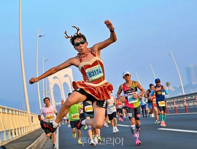2025 마카오 국제 마라톤에서 루돌프 복장의 한국 참가자/사진-마카오관광청