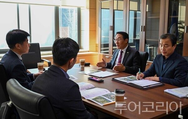 ▲이용록(오른쪽 두 번째) 홍성군수가 지난 5일 LH토지주택연구원에서 김명수 산업단지처장과 면담을 갖고, 내포신도시 미래신산업 국가산업단지 조성 사업의 KDI(한국개발연구원) 예비타당성조사 대응 전략을 논의하고 있다. /사진-홍성군