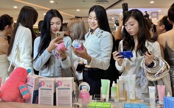 지난 5일 베트남 하노이 '빈컴 메가몰 로얄시티'에서 문을 연 K-뷰티 체험관 '비더비@DDP'에서 현지 MZ세대&nbsp; 여성들이 국산 뷰티 제품을 체험하고 있다. /서울시 제공