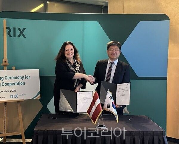 인천국제공항공사 신가균 경영본부장, 리가공항공사 라일라 오디나(Laila Odina) CEO 겸 이사회 의장이 업무협약식을 체결하고 있다/투어코리아뉴스 김경남 기자