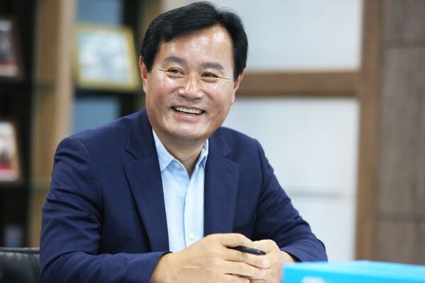 한옥문 전 양산시의회 의장/사진제공=양산미래혁신연구원)