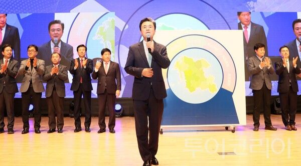 ▲김태흠 충남지사가 지난 9일 도청 문예회관에서 열린 ‘대전충남 행정통합 범도민 촉구대회’에서 인사말을 하고 있다. /사진-충남도