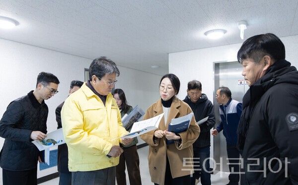 ▲김돈곤(왼쪽) 청양군수가 지난 8일 청년셰어하우스 ‘함께살아U’를 관계 공무원 등과 함께 점검하고 있다. /사진-청양군