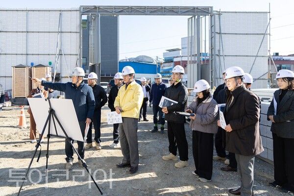 ▲김돈곤(오른쪽 두 번째) 군수가 지난 8일 청양행복누리센터 사업 현장을 관계 공무원 등과 함께 점검하고 있다. /사진-처양군
