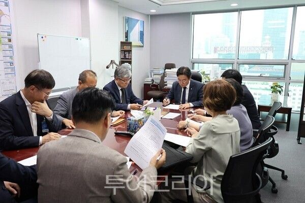 이용우 의원이 지난 9월 3일 청라아산병원 사업 관련 기관과 이해관계자들을 한자리에 모아 회의를 주재하고 있다.