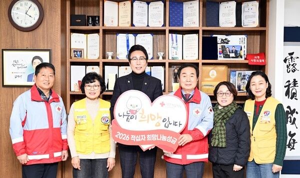 ▲왼쪽 세 번째부터 임채성 시종시의장, 정상직 대한적십자사 대전세종지사 회장. /사진-세종시의회