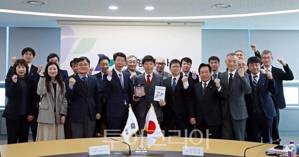 IPA 임직원들이 미카와항 사절단과 기념촬영을 하고 있다. /사진-인천항만공사