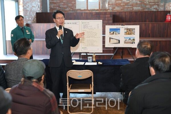 심덕섭 고창군수가 &nbsp;21일 오후 무장읍성 관광거점 조성사업 현장을 방문해 이야기를 하고 있다. /사진-고창군