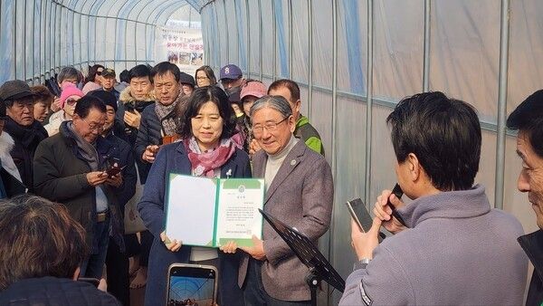 맨발걷기국민운동본부 감사장 전달 기념촬영 모습(사진제공=구리시청)