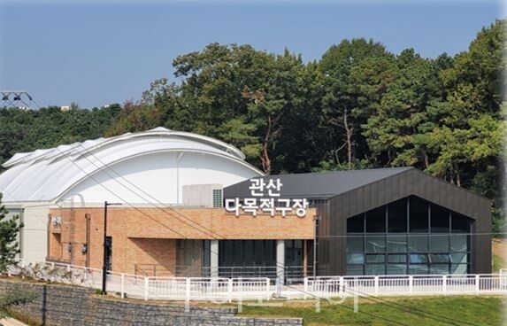 . 지난해 12월 조성을 마무리한 관산근린공원 다목적구장
