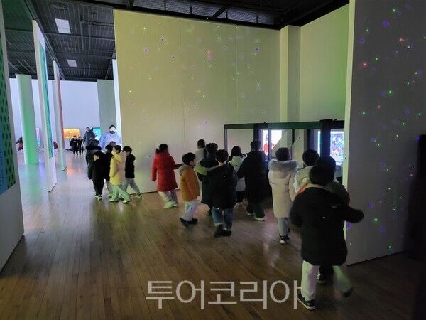 홀로그램 아트&갤러리쇼에 지난 14일 개막 이후 4000여 명이 방문했다. /사진-익산시