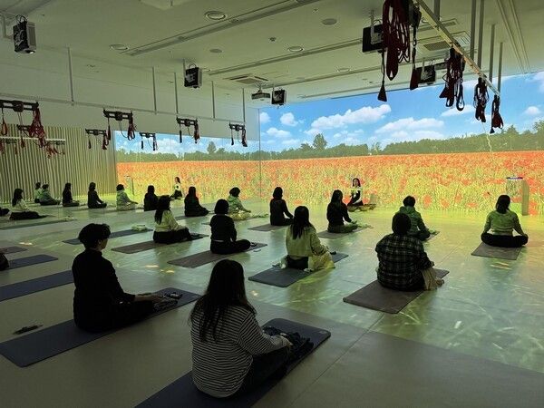 ‘마포누구나운동센터 합정’ 미디어아트 활용한 요가 프로그램 모습(사진제공=마포구청)