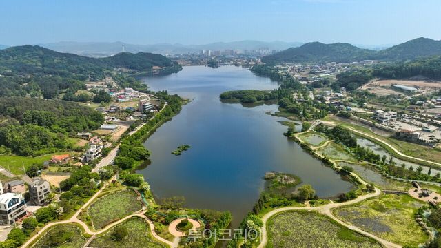 아산 신정호 정원과 신정호 카페 전경/사진-아산시