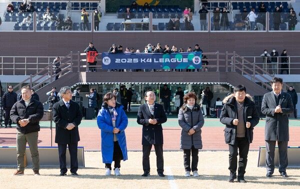 김덕현(가운데) 연천군수 2025년 연천FC K4리그 홈 개막전 참석 모습(사진제공=연천군청)