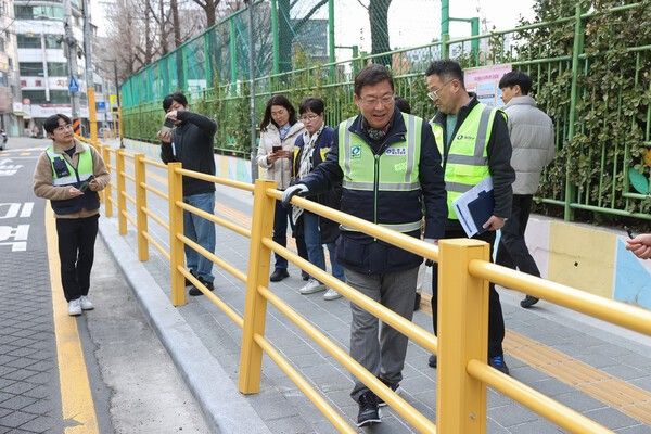 김경호 광진구청장 학교주변 안전펜스 점검 모습(사진제공=광진구청)