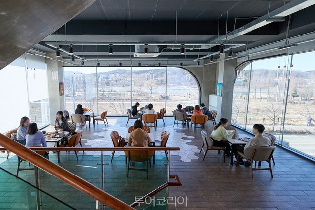 아산 신정호 정원과 신정호 카페 전경/사진-아산시