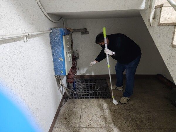 모기 유충구제 방역 활동 모습(사진제공=연천군청)