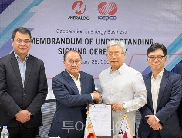 한전-메랄코 간 MOU 체결(왼쪽부터 메랄코 수석 부사장 Ronnie Aperocho , 메랄코 CEO 마누엘 팡길리난, 한전 김동철 사장, 해외사업개발단장 전찬혁). /사진-한전