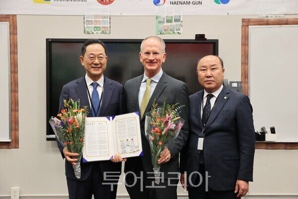 해남군은 현지시각 25일 미국 캘리포니아 소재 레드랜드 크리스천 스쿨(RCS)을 방문해 솔라시도 기업도시 내 국제학교 유치를 위한 업무협약을 체결했다. /사진-해남군