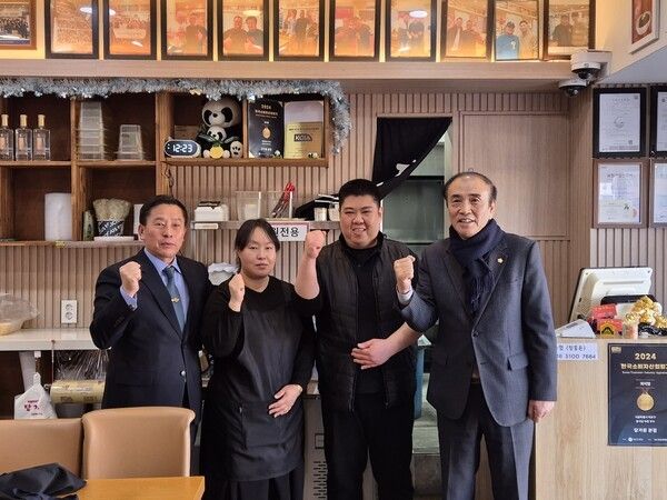 백남환 의장 중식당 당가원에서 열린 사랑의 자장면데이 참석 기념촬영 모습(사진제공=마포구의회)