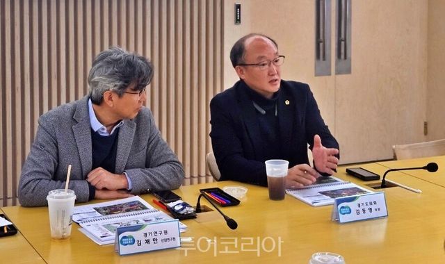 오른쪽&nbsp;경기도의회 건설교통위원회 김동영 부위원장