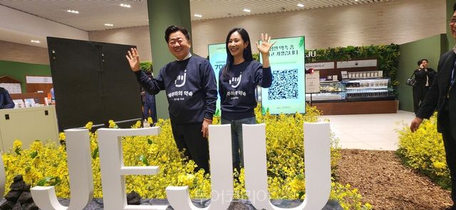 오영훈 제주도지사와 소녀시대 유리가&nbsp;오늘(28일) 여의도 더현대 서울에서 개막한&nbsp;‘제주와의 약속’ 팝업 행사에서 인사를 하고 있다.&nbsp;