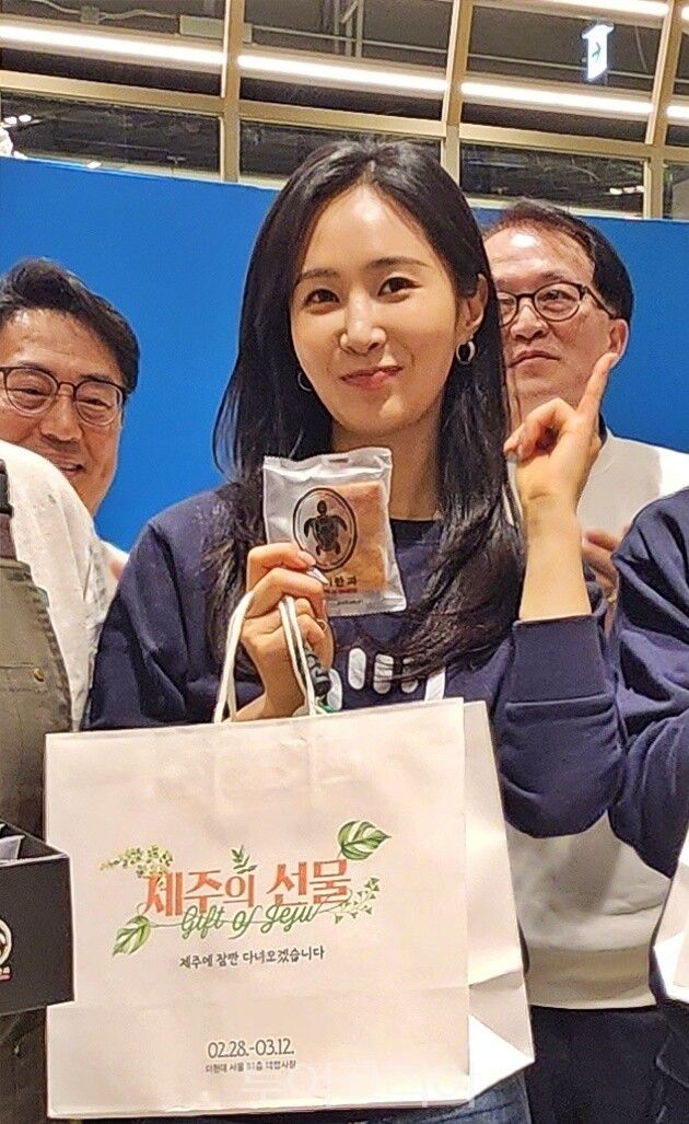 소녀시대 유리가 오늘(28일) 여의도 더현대 서울에서 열린&nbsp;‘제주와의 약속’ 팝업 행사에서 '제주와의 약속’ 동참을 독려했다.