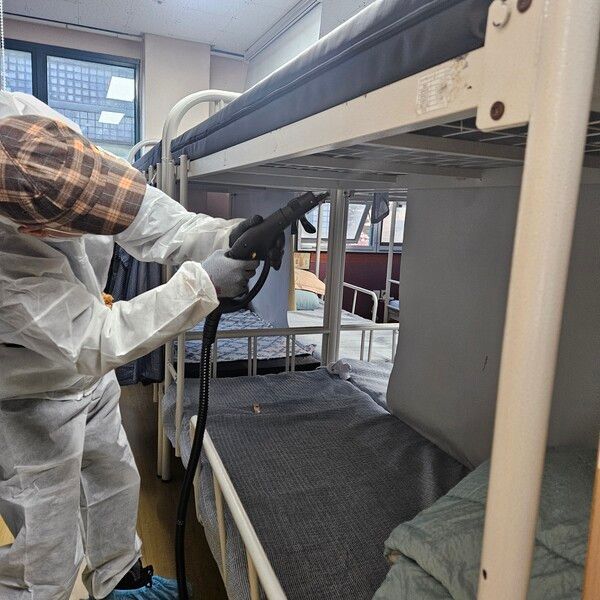 자활기업 '딥클린'이 복지시설을 청소 모습(사진제공=용산구청)