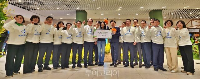 오영훈 제주도지사, 소녀시대 유리, 제주관광협회 관계자들이&nbsp;오늘(28일) 여의도 더현대 서울에서 열린 ‘제주와의 약속’ 팝업 행사에서 '지속가능한 여행'을 약속했다.&nbsp;