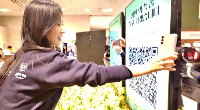 유리가 '디지털 인터랙티브 이벤트'에 참여하고 있다.&nbsp;