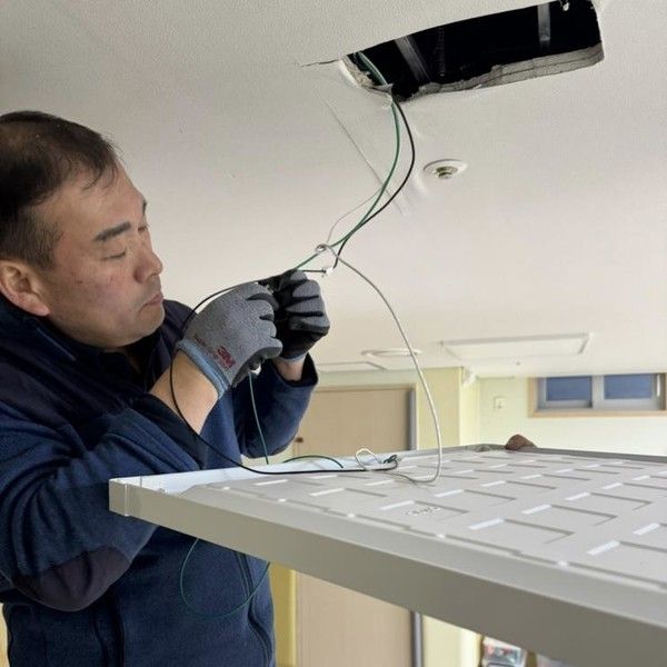 용산구 빗물펌프장 직원 지역 어린이집 전기시설 안전점검과 수리 모습(사진제공=용산구청)