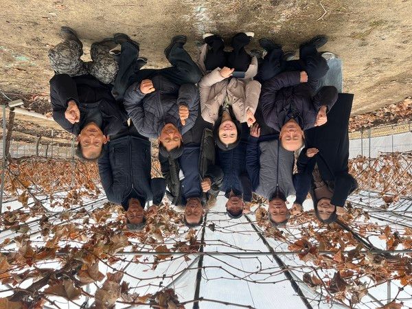 청도군 농업기술센터가 포도농가 맞춤형 컨설팅을 진행하고 기념촬영을 하고 있다./사진-청도군