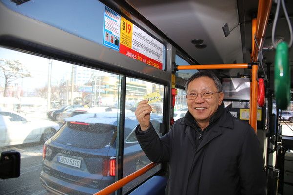 조익문 공사 사장은 5일 서구 일대에서 버스와 도시철도를 이용하며 시민들에게 광주G-패스 정책에 대해 적극 홍보했다. /사진-광주교통공사