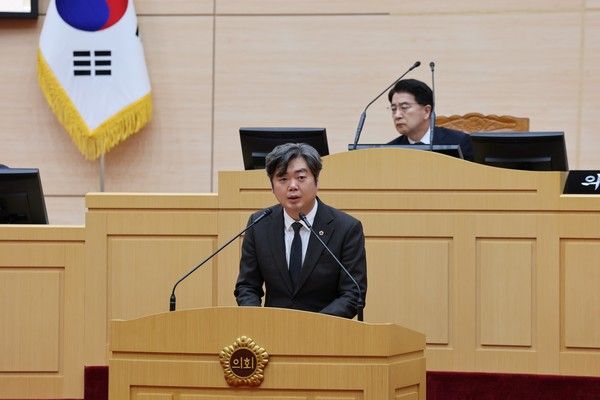 박원종 전남도의원이 5일 제387회 임시회 제1차 본회의에서 촉구 건의안을 대표 발의하고 있다.