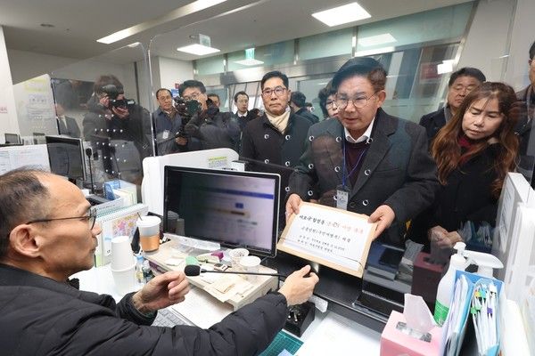 박강수 마포구청장 주민서명부 국민권익위원회 제출 모습(사진제공=마포구청)