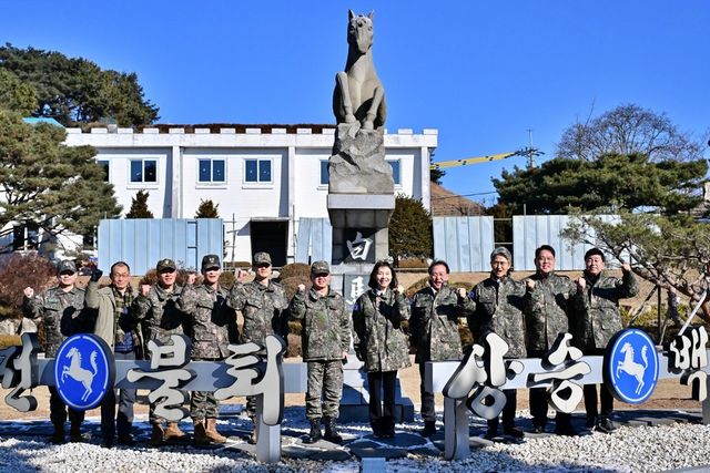 서울시의회 방문단 백마부대 장병들과 기념촬영/사진=서울시의회
