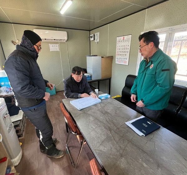 배진태 봉화부군수가 스마트팜 조성 현장 사무소를 찾아 관계자로부터 보고를 받고 있다./사진-봉화군