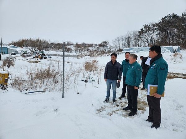장세일 영광군수가 지난 5일 대설·한파에 취약한 양식장을 찾아 재해대비 상황을 점검했다. /사진-영광군