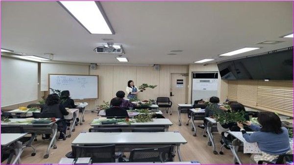 한국마사회 선릉지사 문화교실 꽃꽃이 강좌 모습(사진제공=한국마사회 선릉지사)