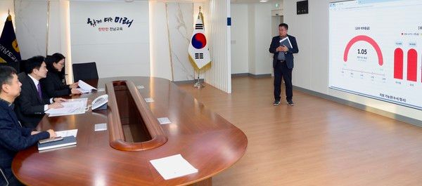 전남교육청 진로교육과 관계자가 5일 교육감실에서 일반고 진로·진학·학사 통합지원시스템을 시연해 보이고 있다. /사진-전남도교육청