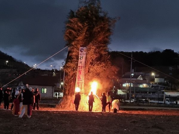 지난해 묘도동 정월대보름 전통 민속놀이 달집태우기 모습. /사진-여수시